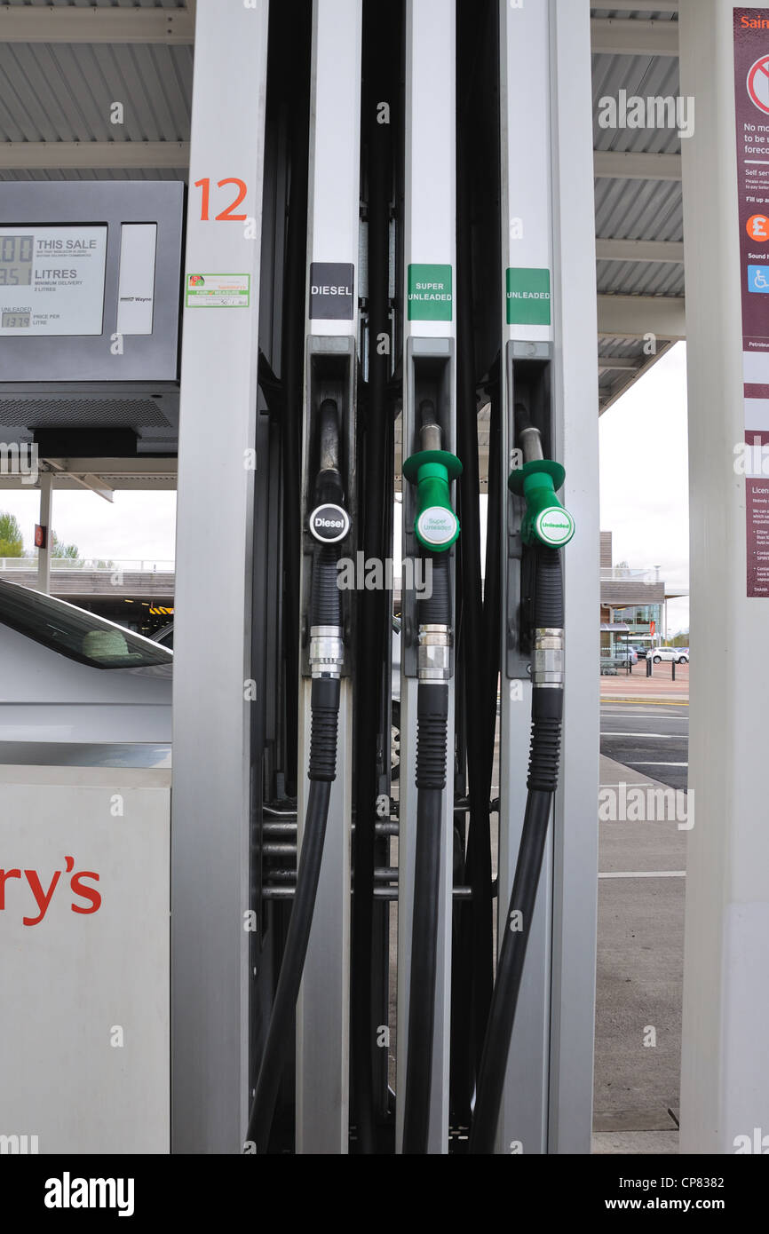 Les tuyaux de pompe à essence pour moteur diesel sans plomb super sans  plomb, et d'une avant-cour Sainsbury's à Glasgow, Écosse, Royaume-Uni Photo  Stock - Alamy