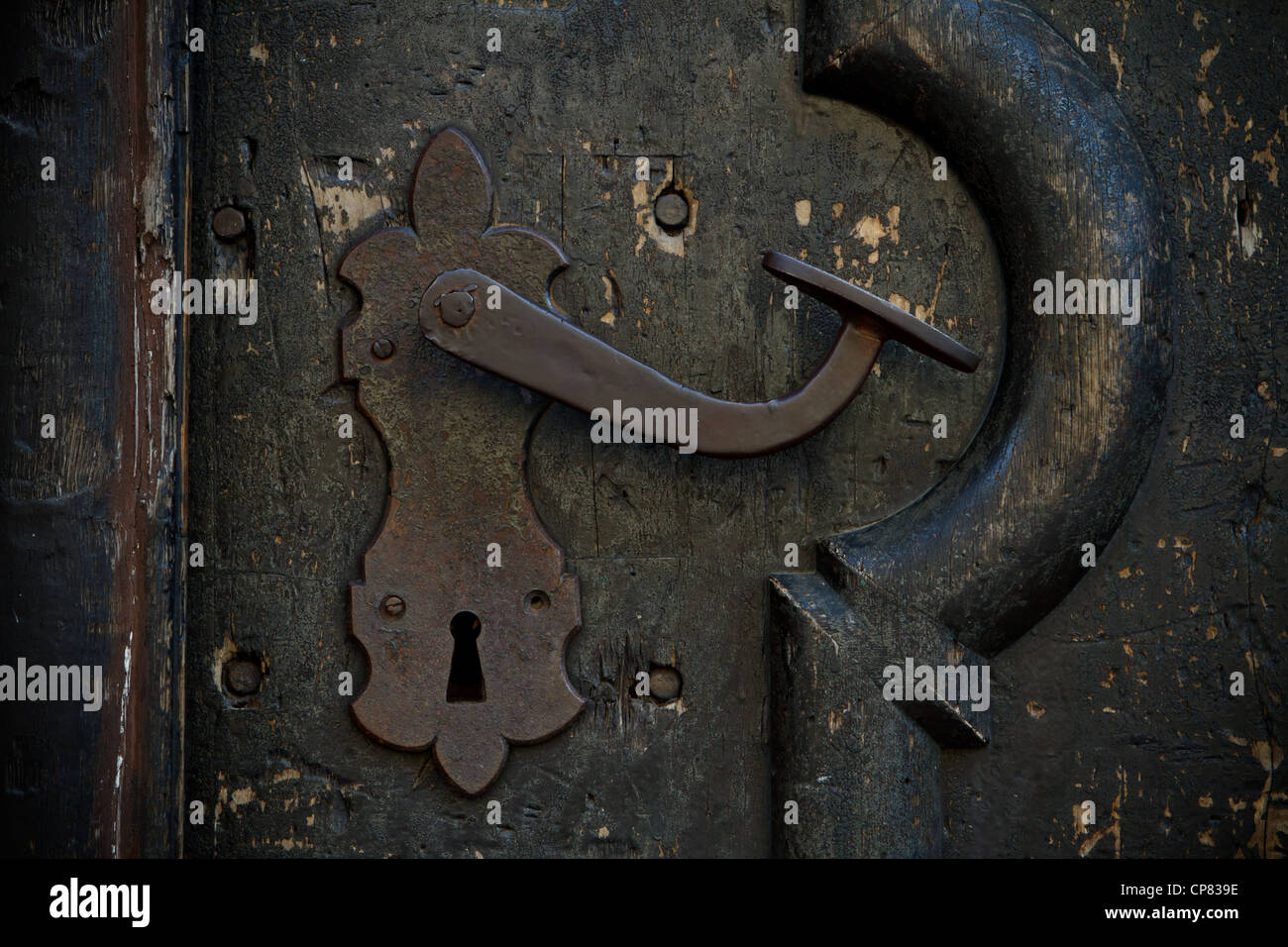 Fer ancien en bois avec poignée de porte noire Banque D'Images