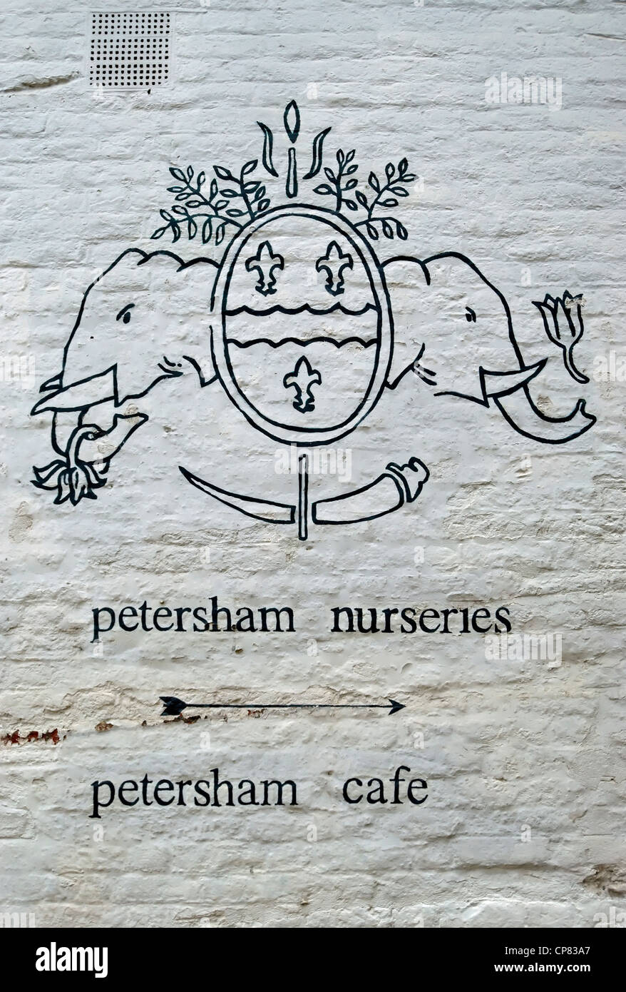 Mur Blanc avec écusson dessiné à la main et les instructions de petersham petersham nurseries et cafe, neupré, Surrey, Angleterre Banque D'Images