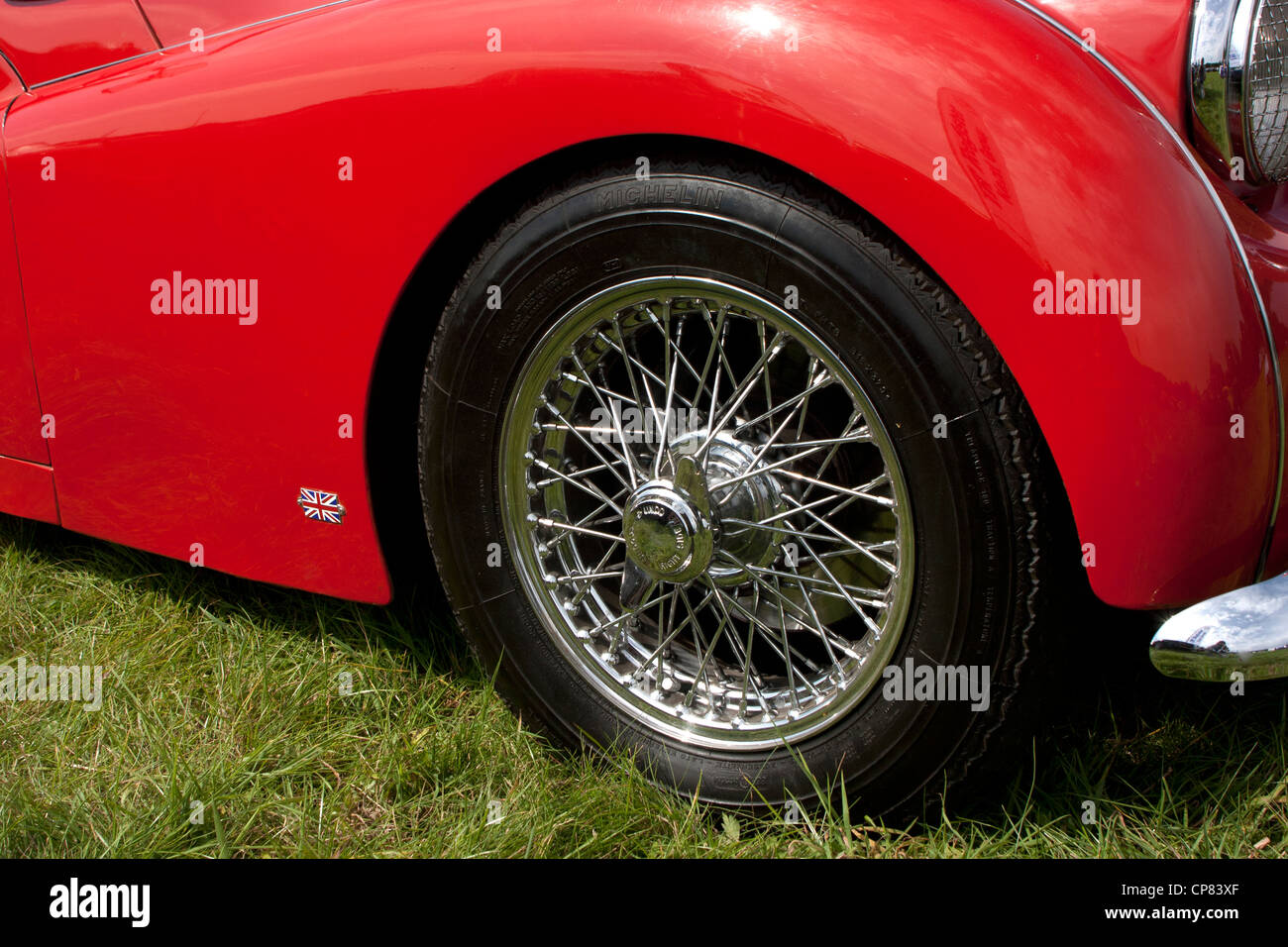 Close-up de roue à rayons de hors-jeu avant et aile (aile) d'une voiture de  sport Triumph TR3 Photo Stock - Alamy