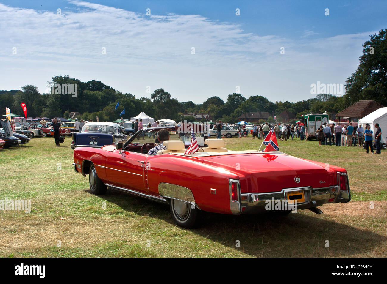 Cadillac Eldorado Convertible d'entrer dans une arène classic car show à Surrey, Angleterre 2011 Banque D'Images