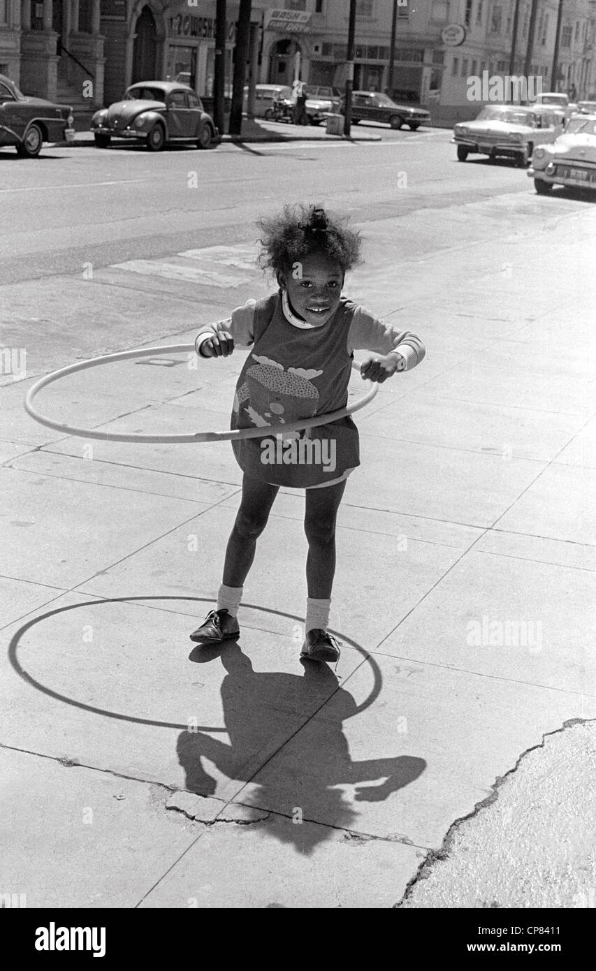 Jeune fille avec hula hoop à San Francisco 1970 Banque D'Images