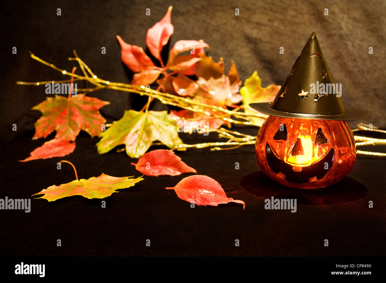 Célébrer l'Halloween avec des citrouilles bougie et des feuilles mortes. Banque D'Images