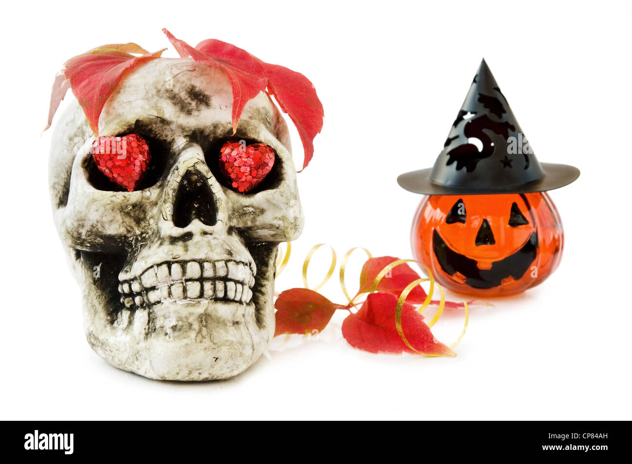 L'amour avec Halloween crâne effrayant et mousseux rouge coeurs. Isolé sur fond blanc. Banque D'Images