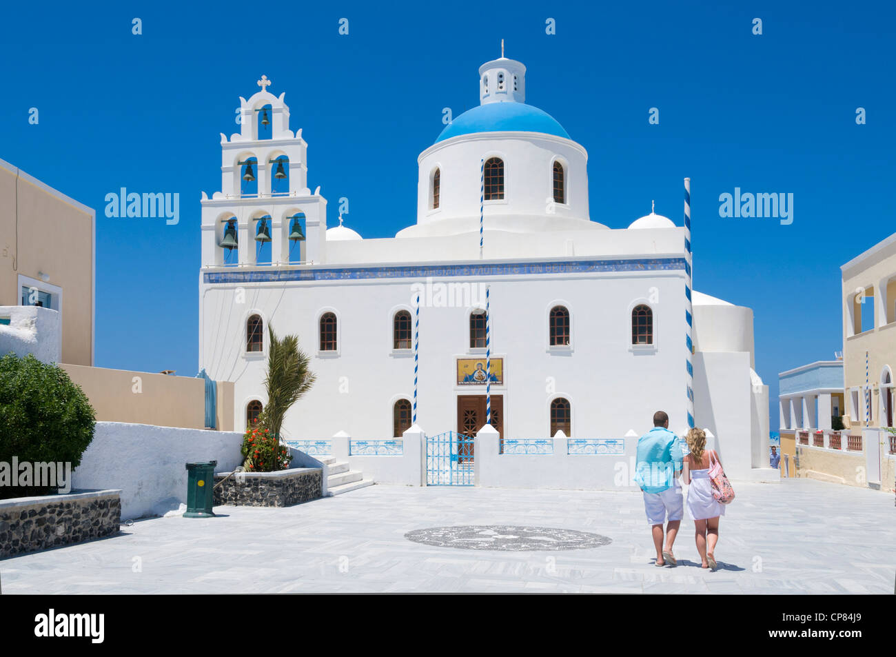 Place de village avec église à Oia sur l'île grecque de Santorin en été Banque D'Images
