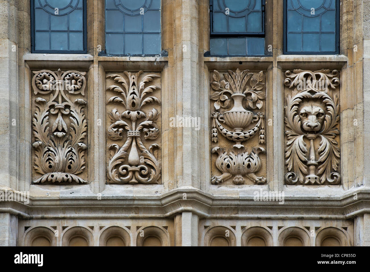 Lion de secours et des plantes Sculptures Sculptures sur l'Université d'Oxford. Oxford, Oxfordshire, Angleterre Banque D'Images