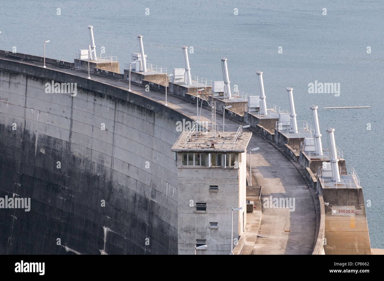 Le barrage Bhumibol de Thaïlande. Le barrage est situé sur la rivière Ping et a une capacité de 13 462 000 000 mètres cubes. Banque D'Images