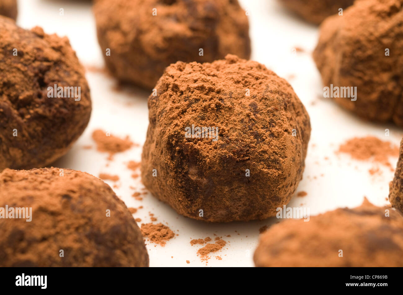 Chocolat artisanal de truffes dans le cacao en poudre Banque D'Images