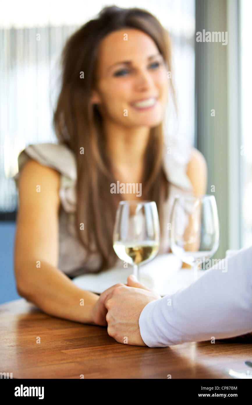 Portrait De Couple D Amoureux Qui Se Tiennent La Main Photo Stock Alamy