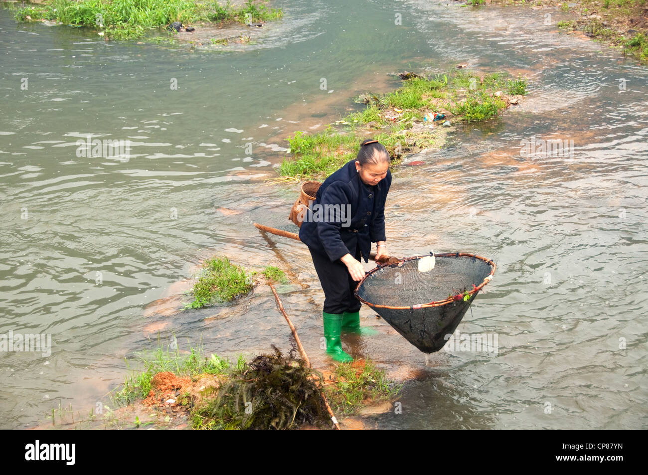 La pêche au filet dans une rivière, chengyang Banque D'Images