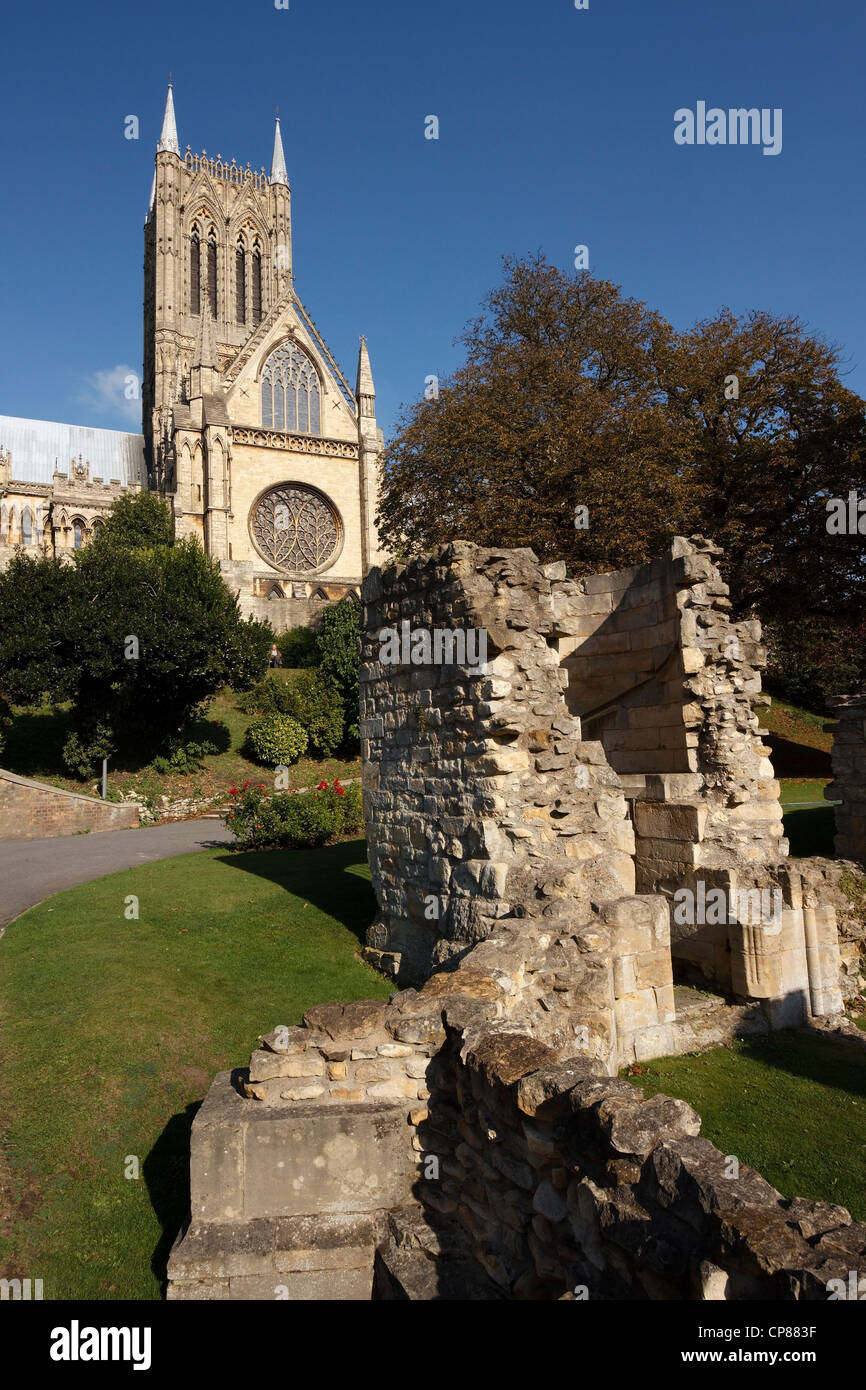 Ruines du palais de l'évêché avec au-delà de la cathédrale de Lincoln, Lincoln, Lincolnshire, Angleterre, RU Banque D'Images