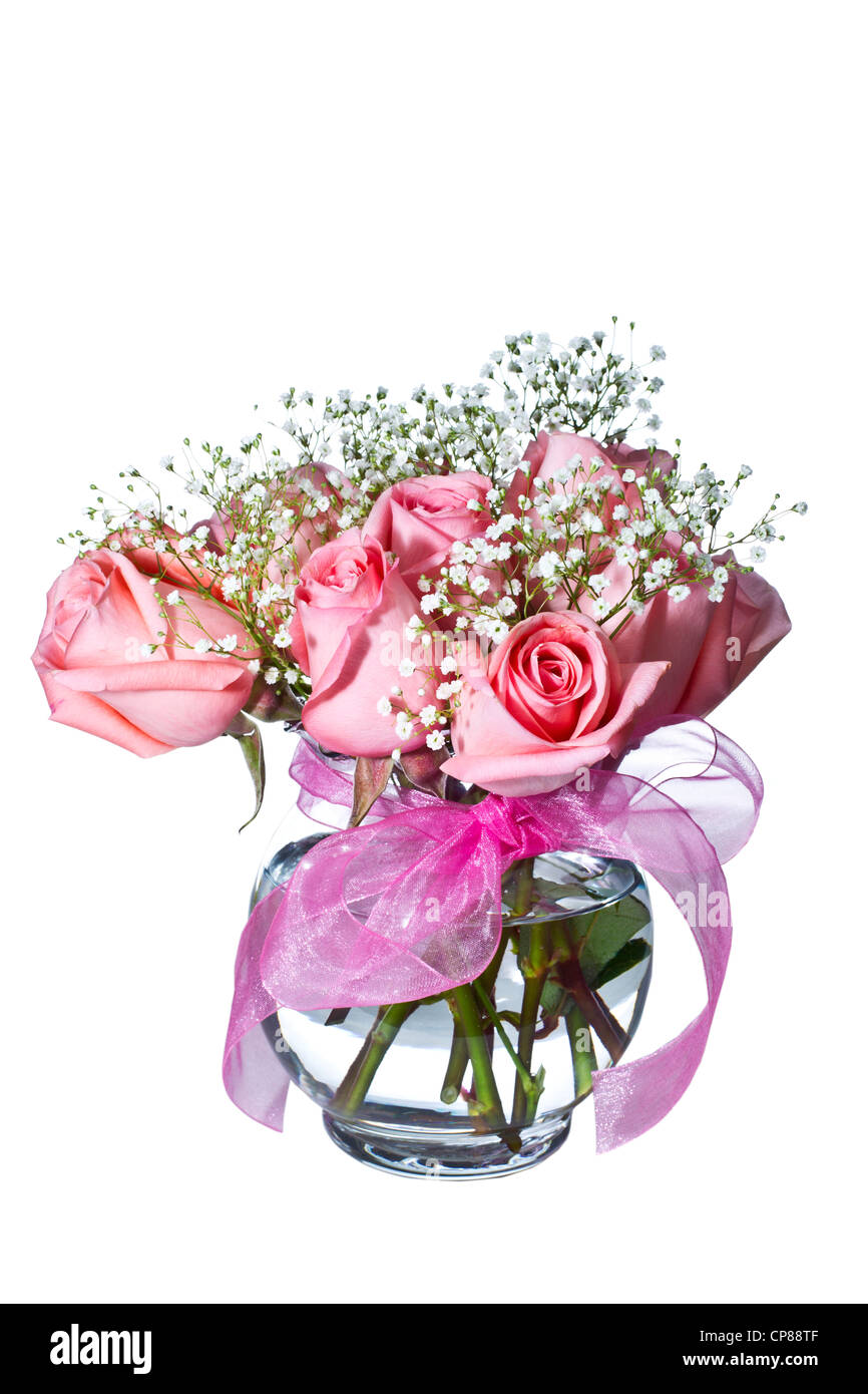Belles roses en vase en verre sur fond blanc, pur Banque D'Images
