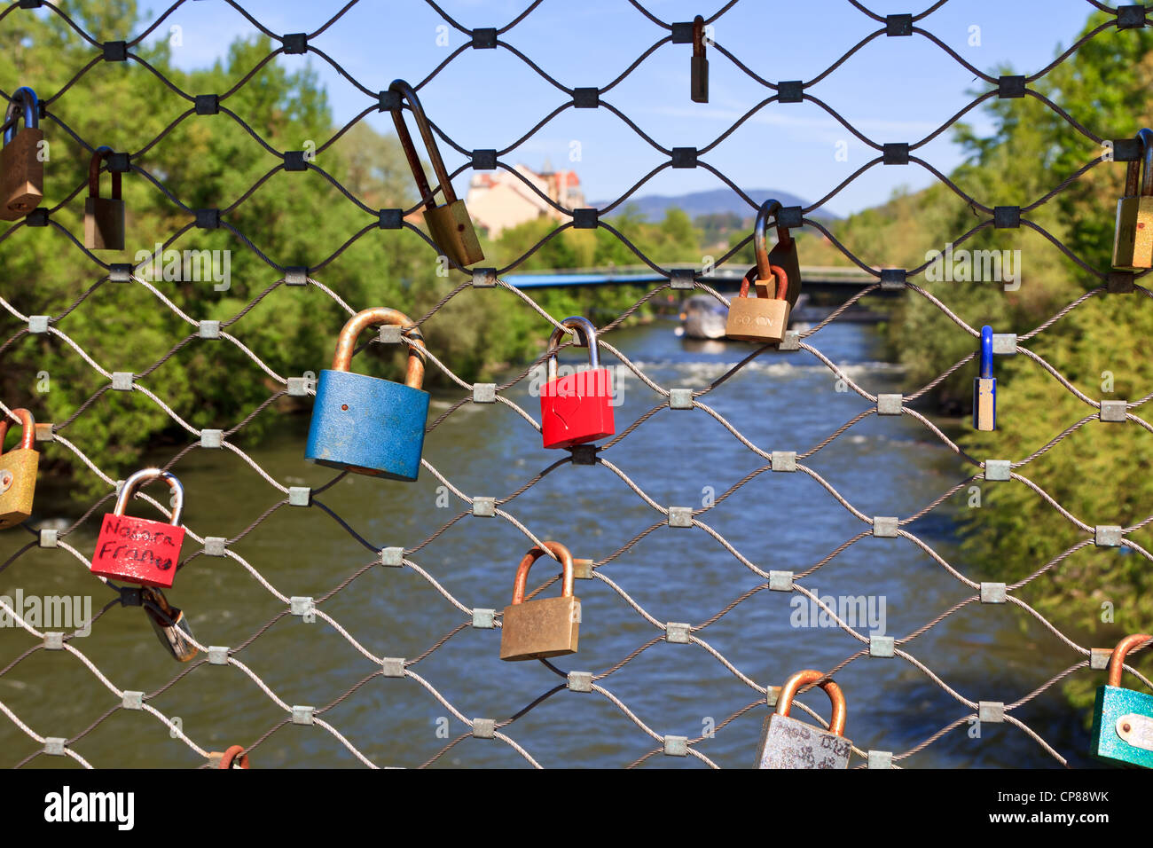 L'amour des verrous sur une clôture de pont sur la rivière Mur, à Graz, Autriche Banque D'Images