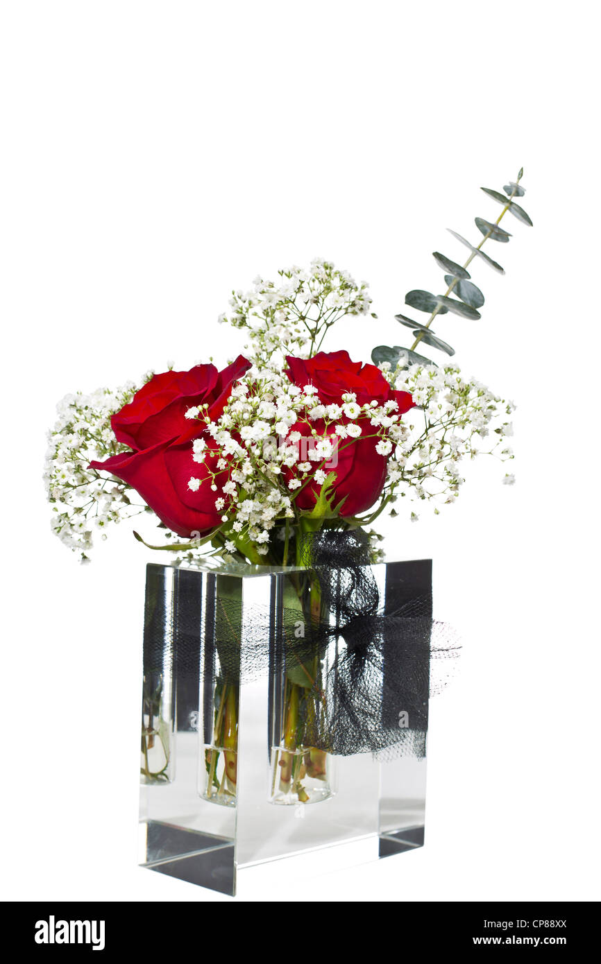 Roses rouges en verre en forme de vase sur fond blanc, pur Banque D'Images