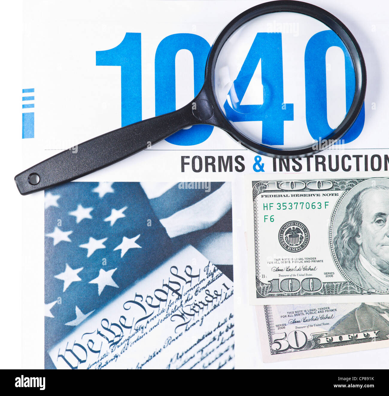 Brochure Formulaire d'impôt 1040 avec loupe et argent sur fond blanc Banque D'Images
