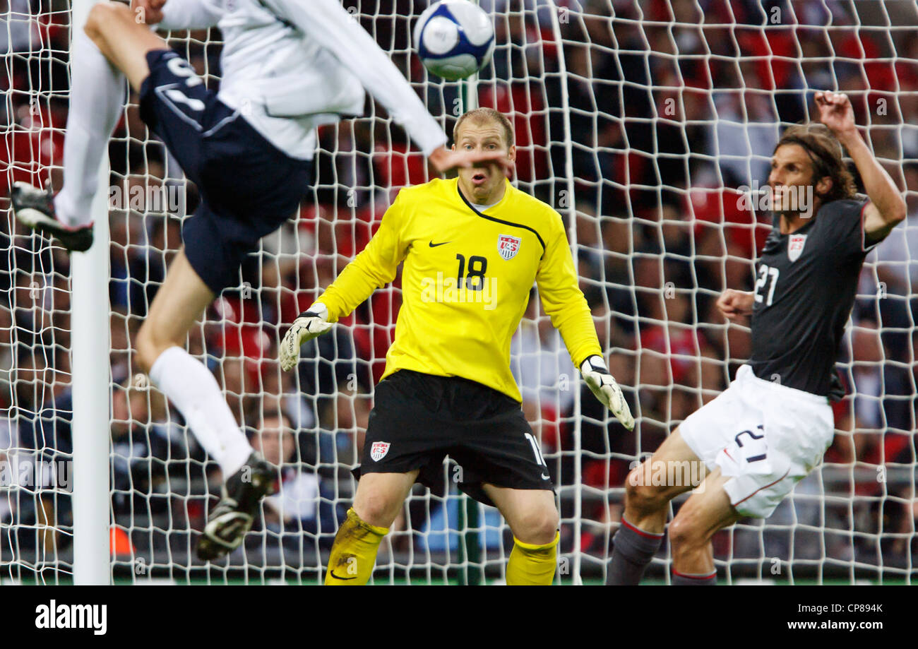 Brad Guzan Gardien de la United States yeux le ballon de soccer international lors d'un match amical contre l'Angleterre à Wembley. Banque D'Images