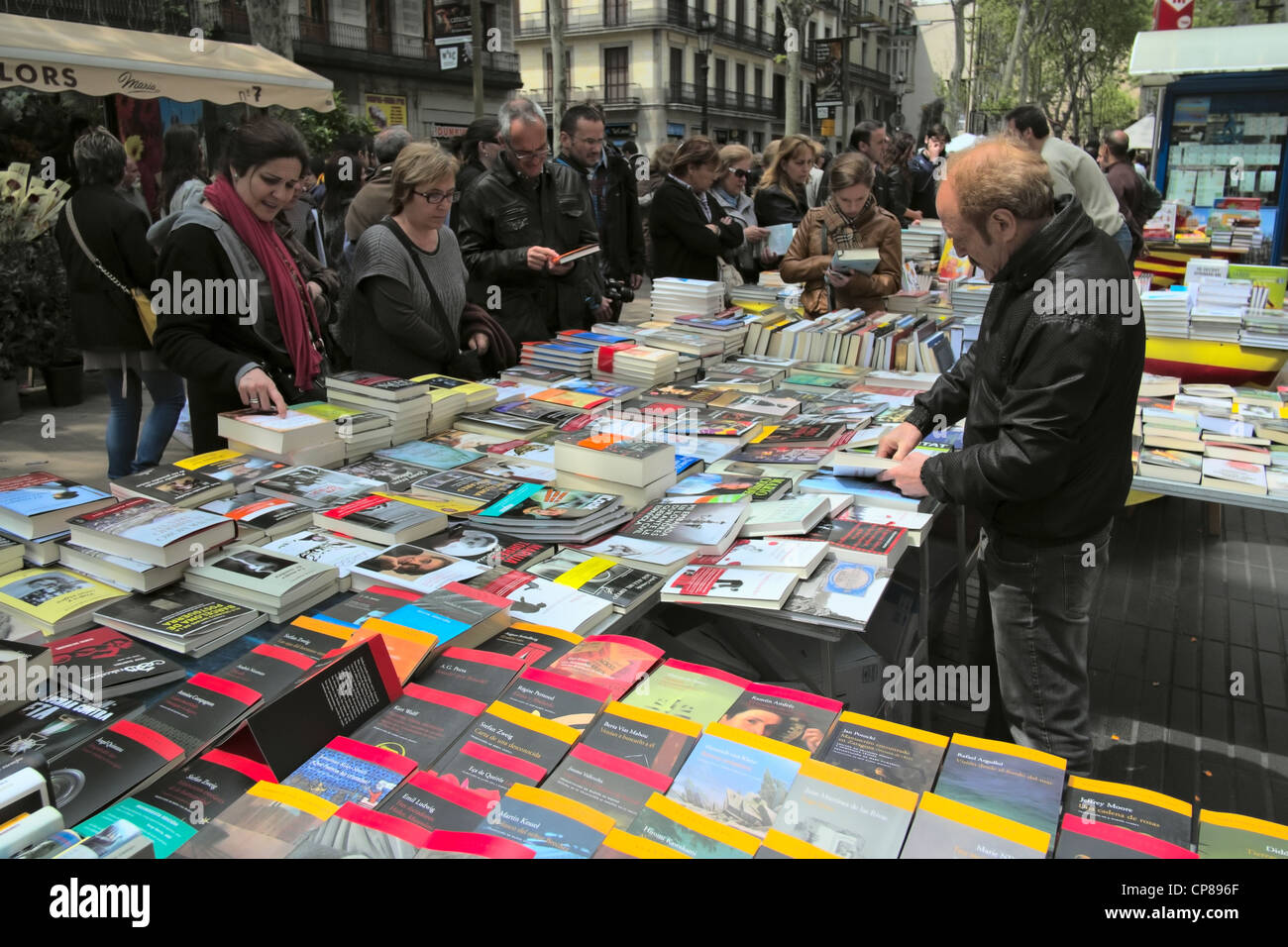 Book stall, le fournisseur et les consommateurs sur La Rambla à Barcelone le jour de Saint George, 2012. Banque D'Images