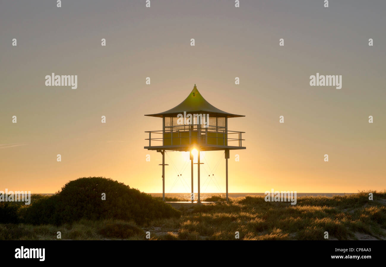 Coucher de soleil derrière surf life savers station de sauvetage Lookout Banque D'Images