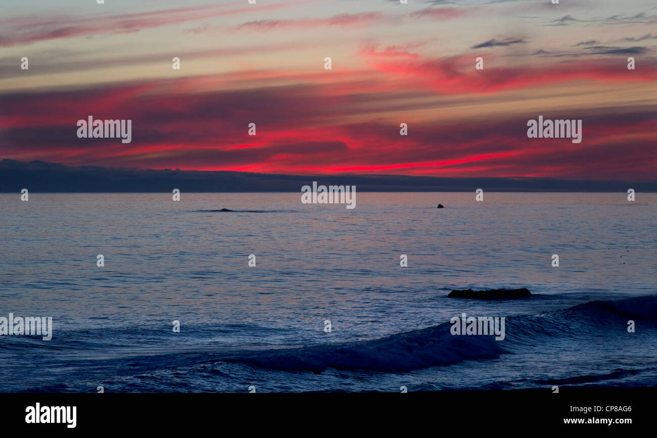 Ciel rouge coucher de soleil sur l'océan Pacifique Banque D'Images