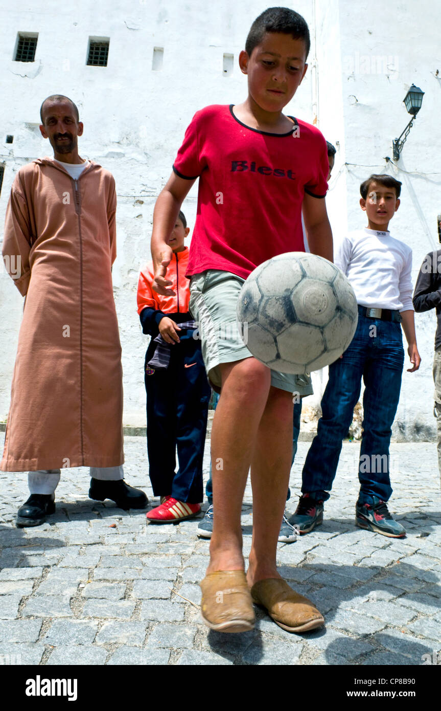 Maroc, Région Tanger Tétouan, Tanger, Kasbah Square et ancienne prison, les enfants jouant au football Banque D'Images