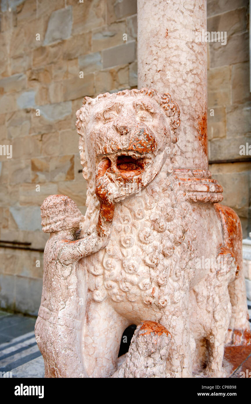 Lion en pierre à l'entrée à la chapelle Colleoni, à Bergame Alta Banque D'Images