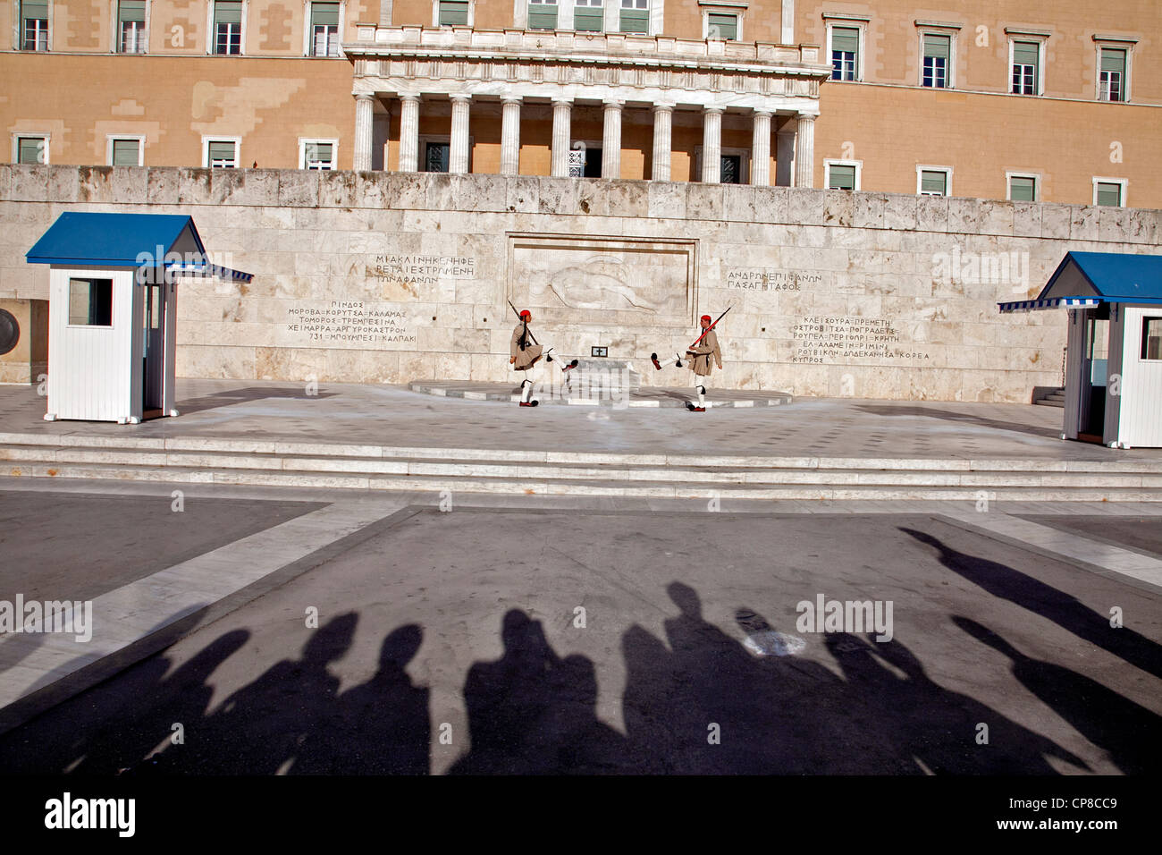 Les gardes Evzone devant le parlement à Athènes,grèce,tandis que les ombres à l'automne Banque D'Images