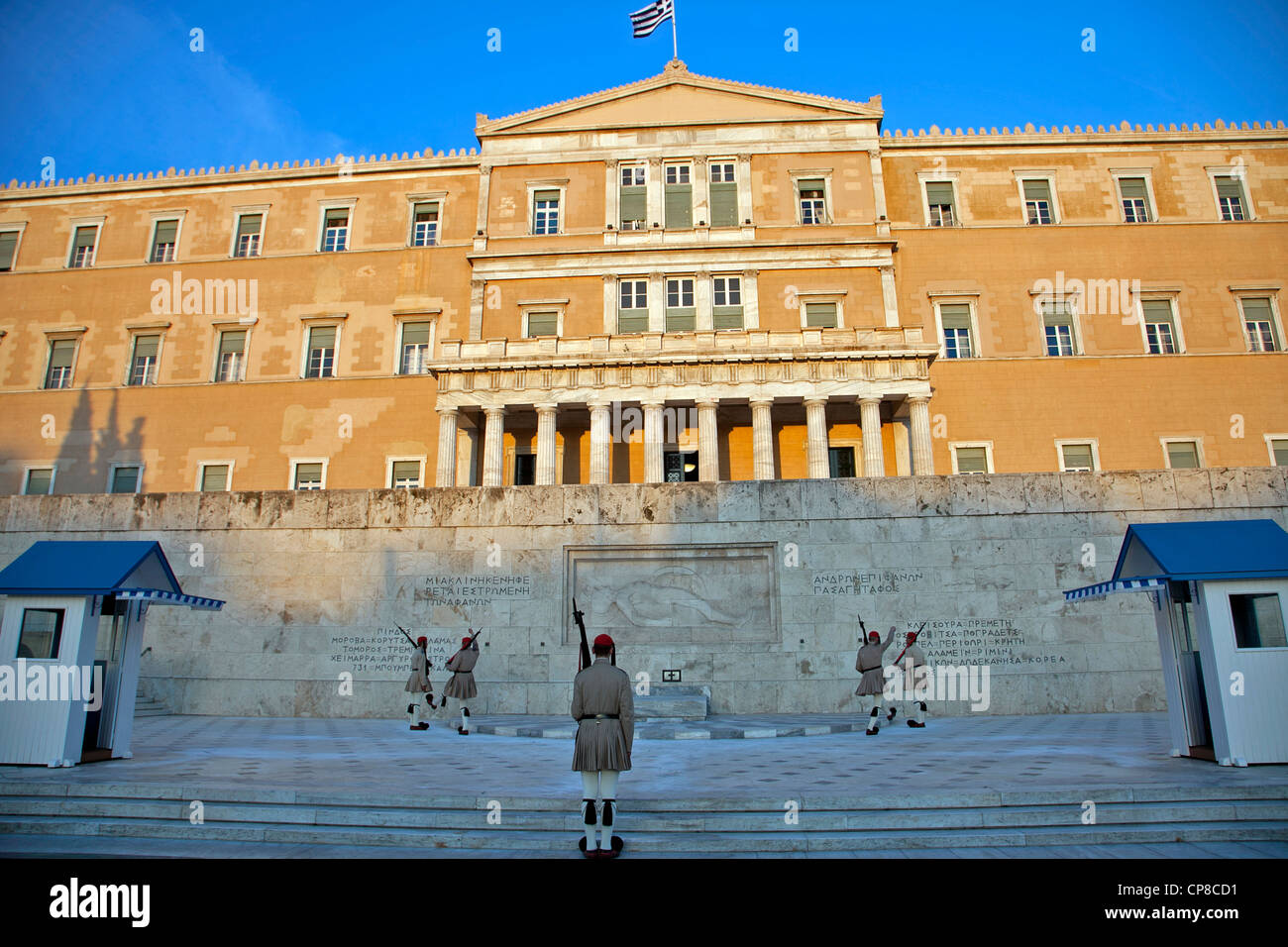 Soldats evzone, relève de la garde, la Place Syntagma, Athènes, Grèce, Europe Banque D'Images