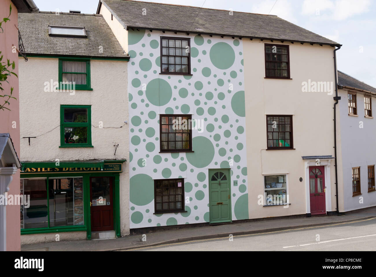 Maison mitoyenne peint avec des points chauds dans le Shropshire château des évêques Banque D'Images