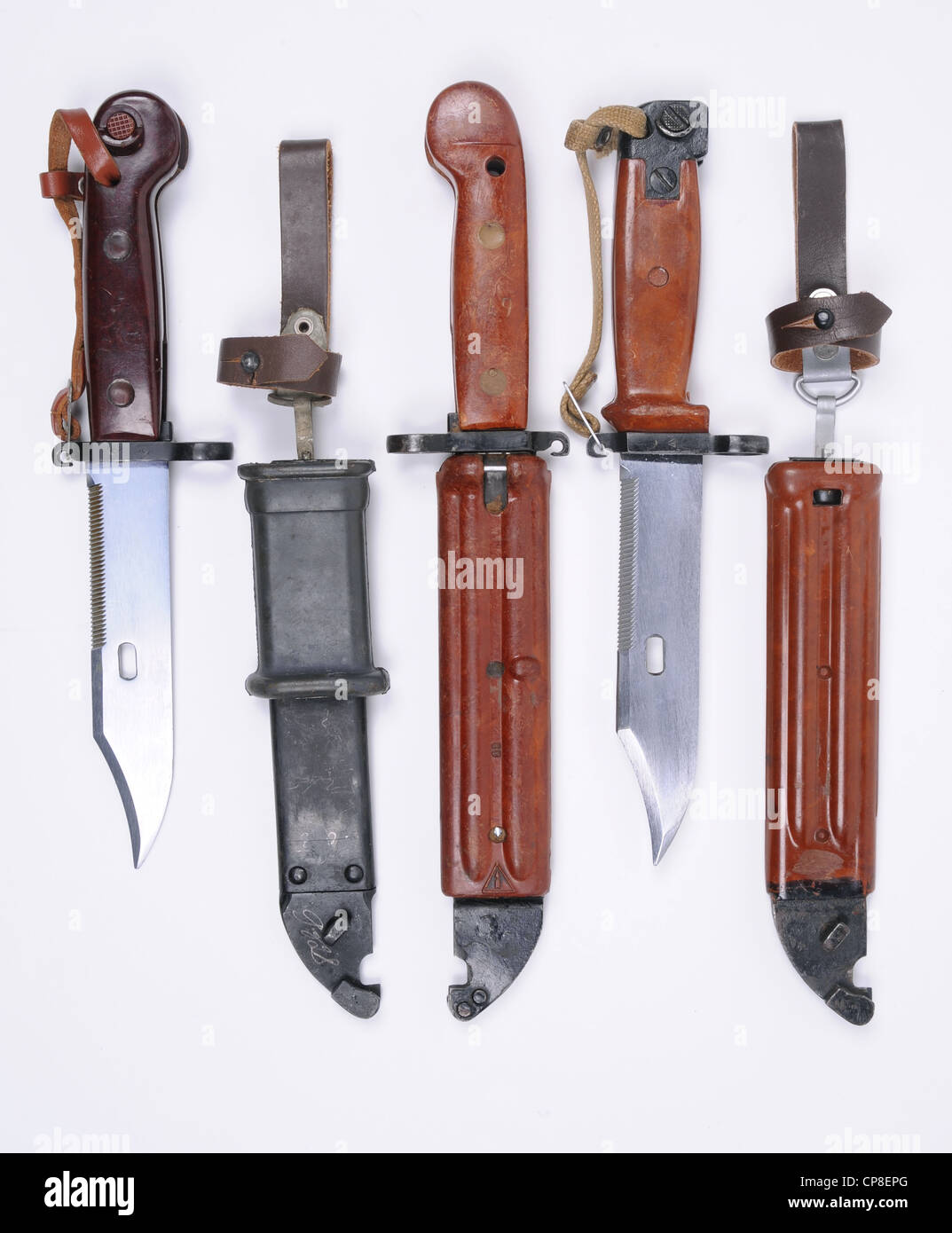 Les baïonnettes russes pour l'AK47 et fusil AKM. Le fourreau et la lame peut être utilisé comme un coupe-fil. Banque D'Images