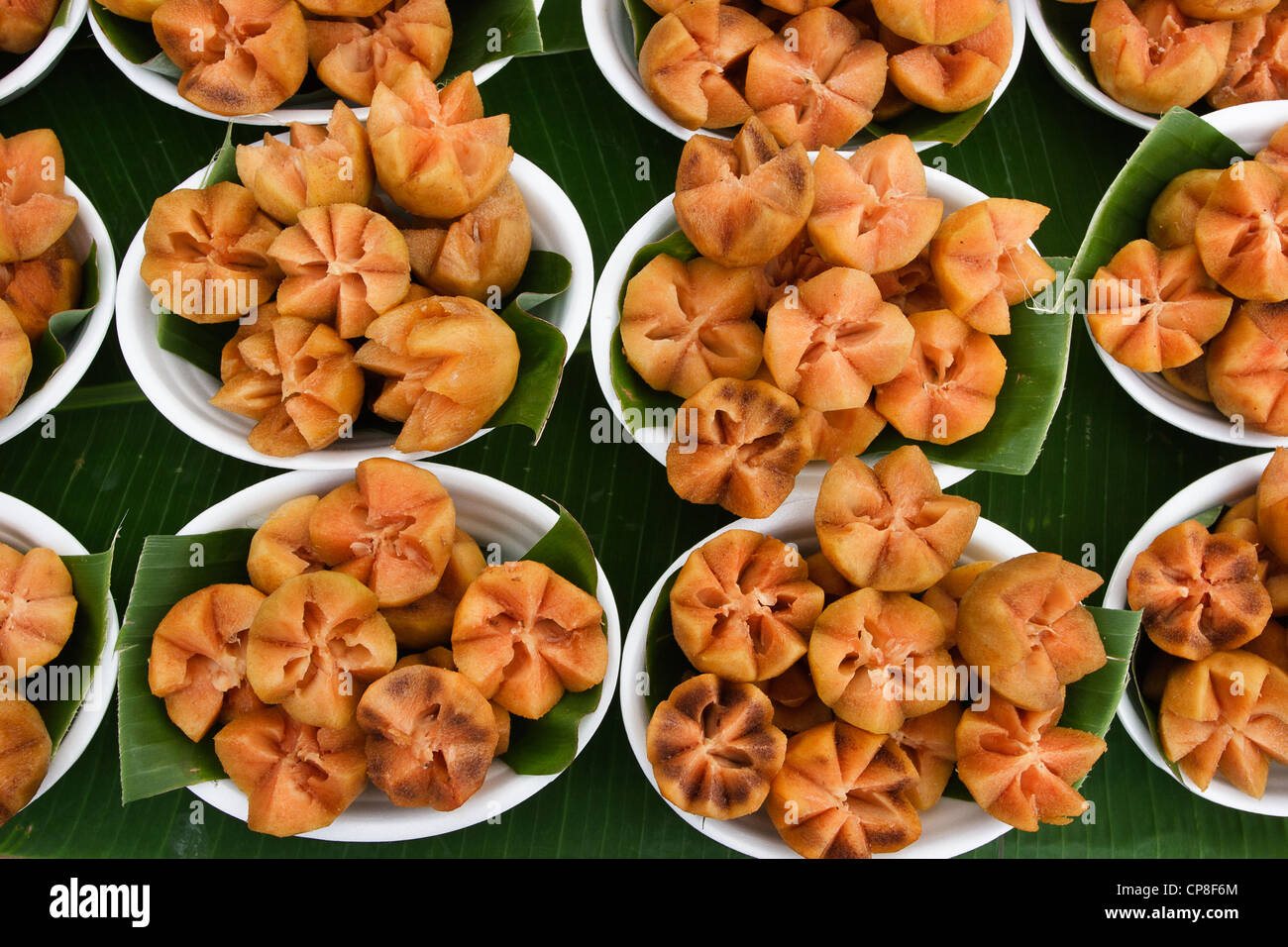 La sapotille des fruits sur un étal de marché. En Thaïlande il est appelé lamoot Banque D'Images