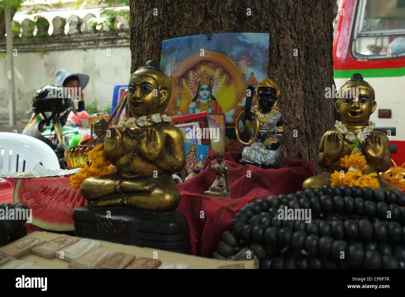 Une sélection de plats thaïlandais et de protection amulettes religieuses l'imagerie bouddhique en vente sur un marché à Bangkok près de Wat Mahathat temple. Banque D'Images