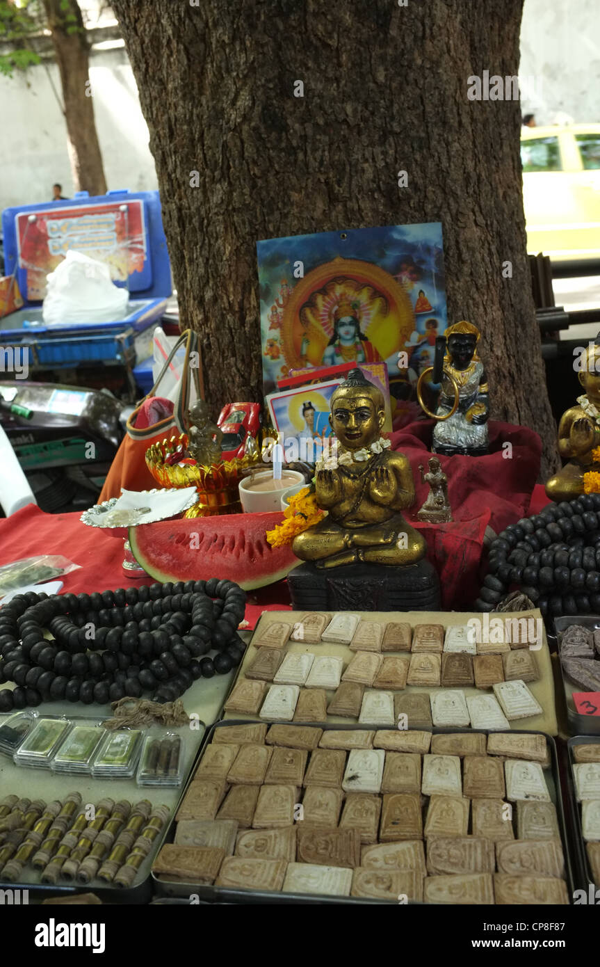 Une sélection de plats thaïlandais et de protection amulettes religieuses l'imagerie bouddhique en vente sur un marché à Bangkok près de Wat Mahathat temple. Banque D'Images