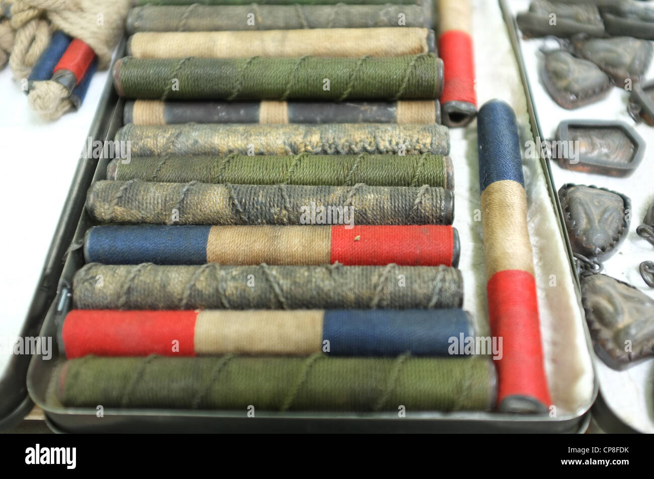 Une sélection de plats thaïlandais et de protection amulettes religieuses l'imagerie bouddhique en vente sur un marché à Bangkok près de Wat Mahathat temple. Banque D'Images