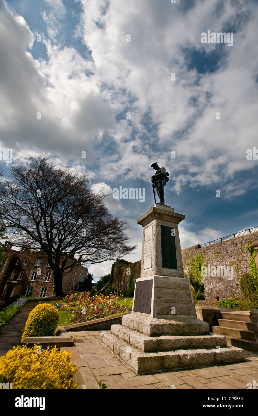 Monument commémoratif de guerre dans le parc du château de Clitheroe, Lancashire, lors d'une journée ensoleillée avec ciel nuageux Banque D'Images