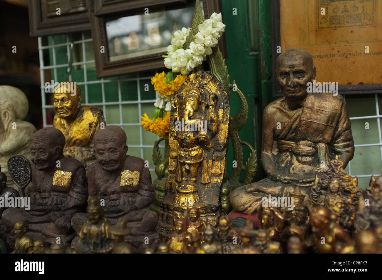 Une sélection de plats thaïlandais et de protection amulettes religieuses l'imagerie bouddhique en vente sur un marché à Bangkok près de Wat Mahathat temple. Banque D'Images