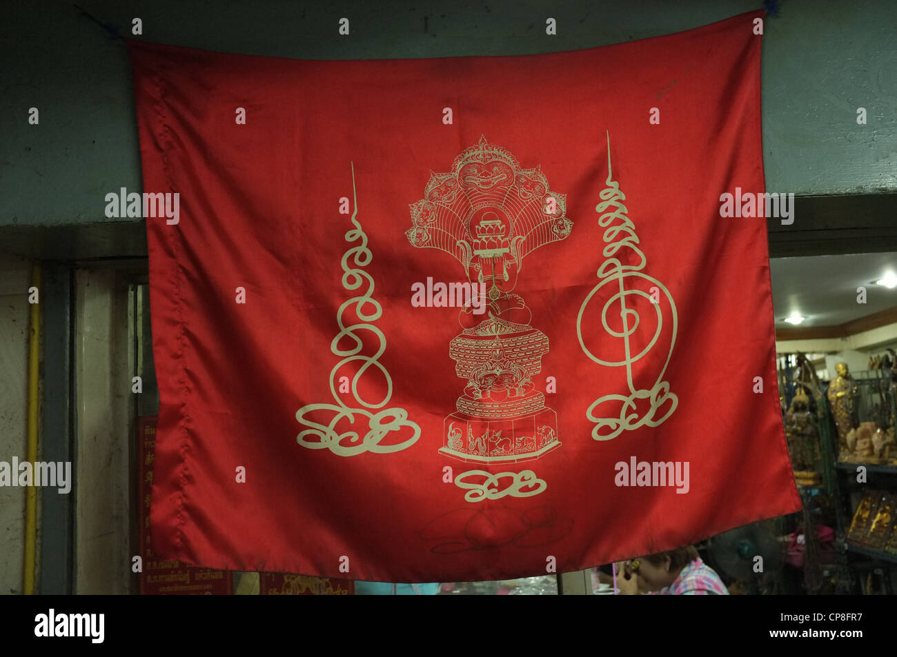 Une sélection de plats thaïlandais et de protection amulettes religieuses l'imagerie bouddhique en vente sur un marché à Bangkok près de Wat Mahathat temple. Banque D'Images