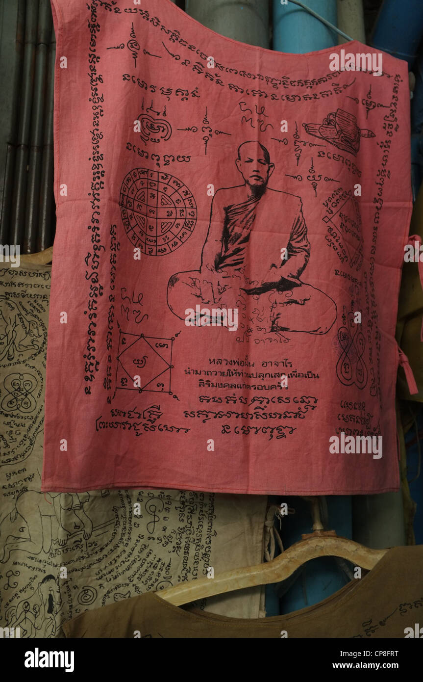 Une sélection de plats thaïlandais et de protection amulettes religieuses l'imagerie bouddhique en vente sur un marché à Bangkok près de Wat Mahathat temple. Banque D'Images