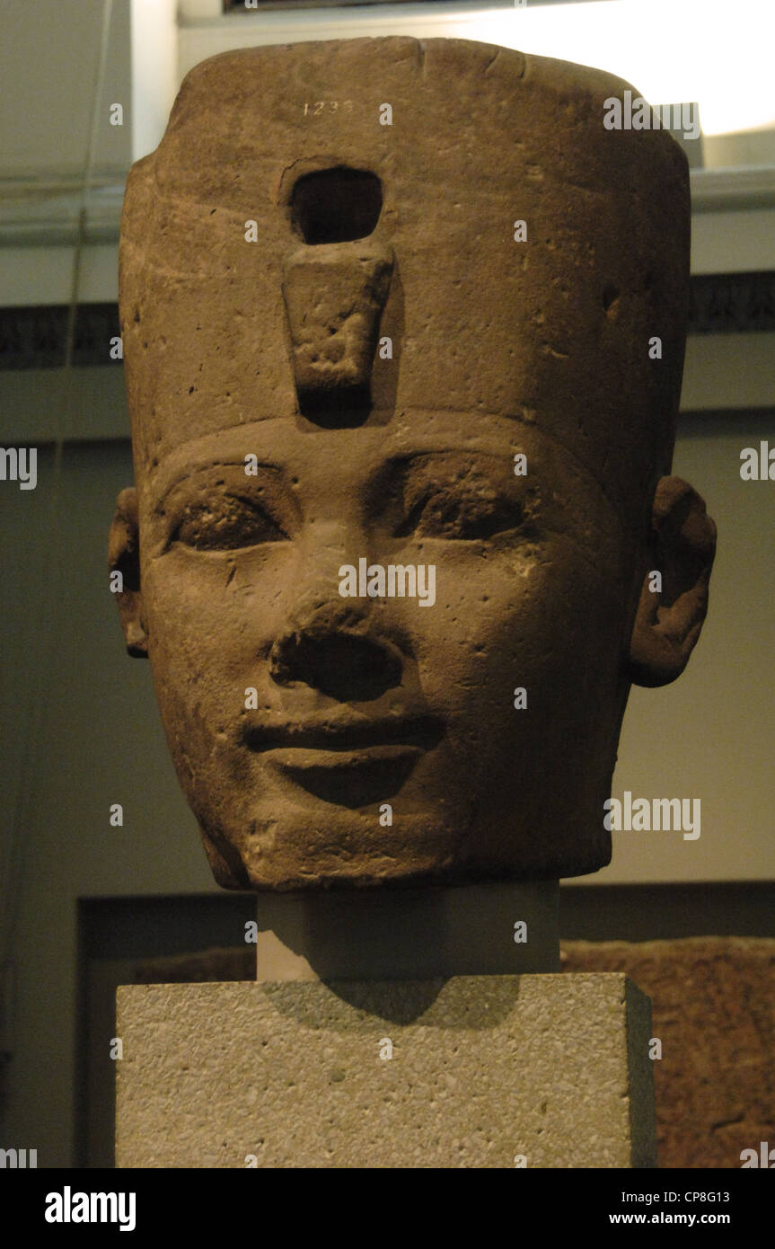 Grès colossale tête d'un pharaon égyptien, probablement Thoutmosis I. Autour de 1500 BC. 18ème dynastie. Nouveau Royaume. De Karnak. Banque D'Images