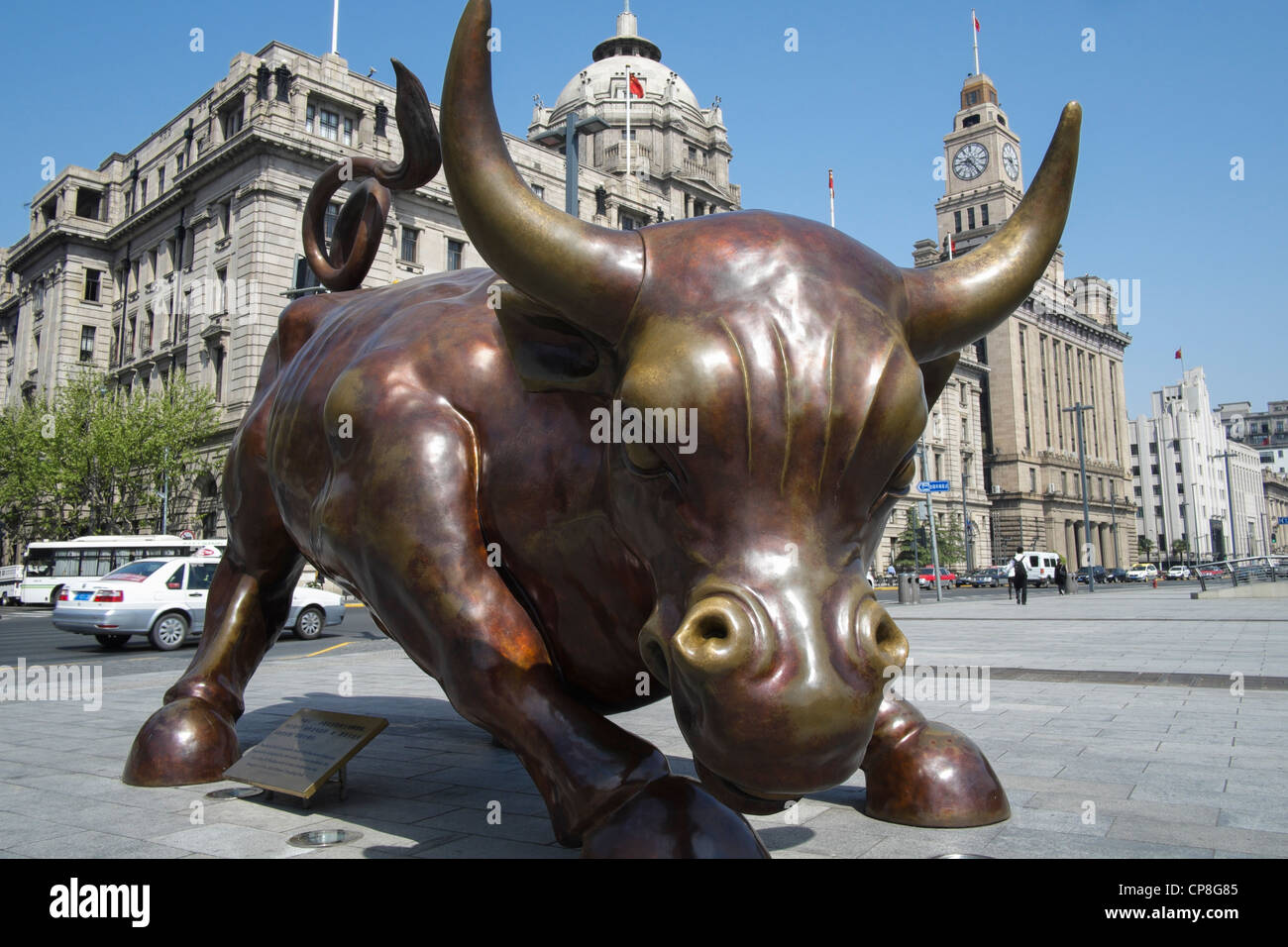 Sculpture en bronze de Bull sur le Bund de Shanghai Chine Banque D'Images