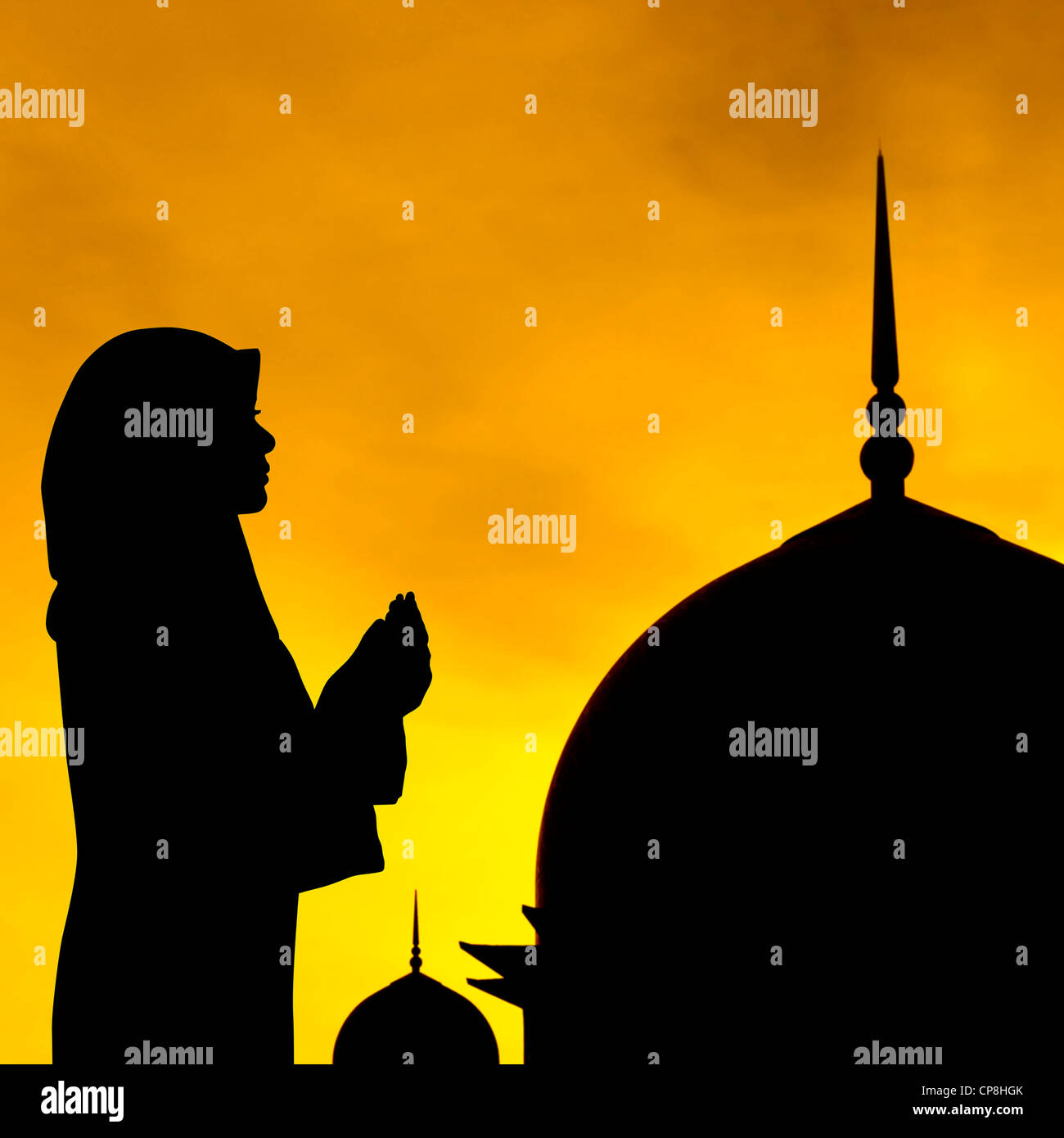 Silhouette de la prière et de la mosquée dans le coucher du soleil. Banque D'Images