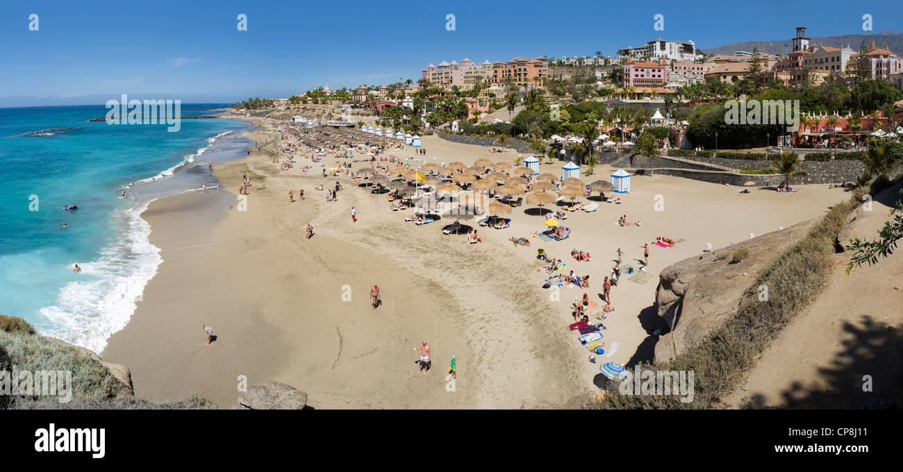 Une belle vue panoramique de la plage Duque, les touristes et les hôtels à Playa de Fañabe, Adeje, Tenerife Banque D'Images