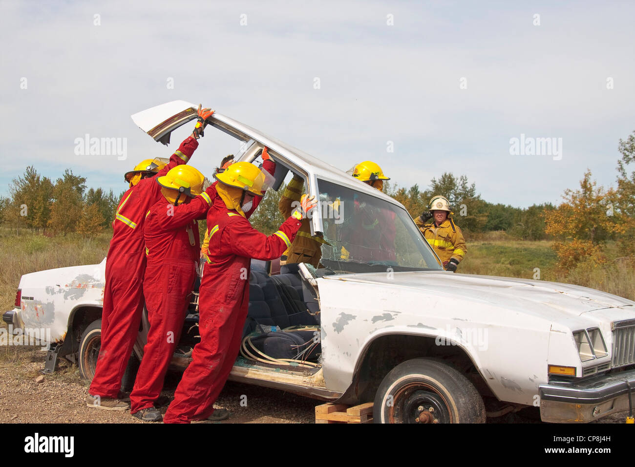 Incendie/secours bénévoles membres de la formation en désincarcération de véhicule à moteur. Banque D'Images