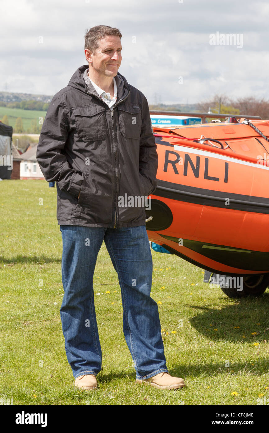 Télévision gallois Iolo Williams, animateur nature, l'enregistrement dernier épisode de Bro : Llwybr an Arfordir pour S4C au château de Flint. Banque D'Images