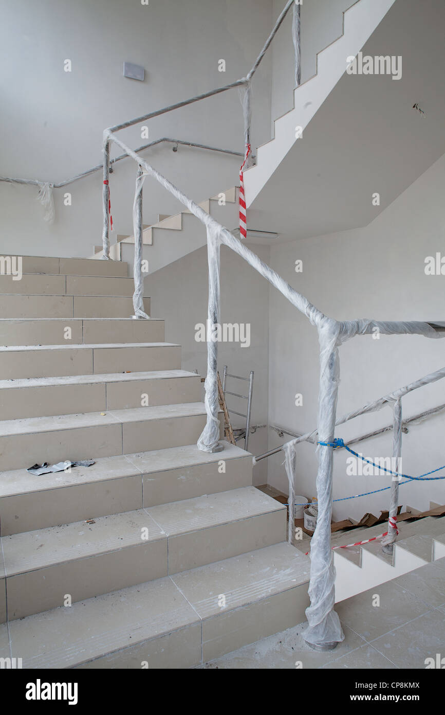 Rénovation d'escalier, la main courante avec feuille de protection Banque D'Images