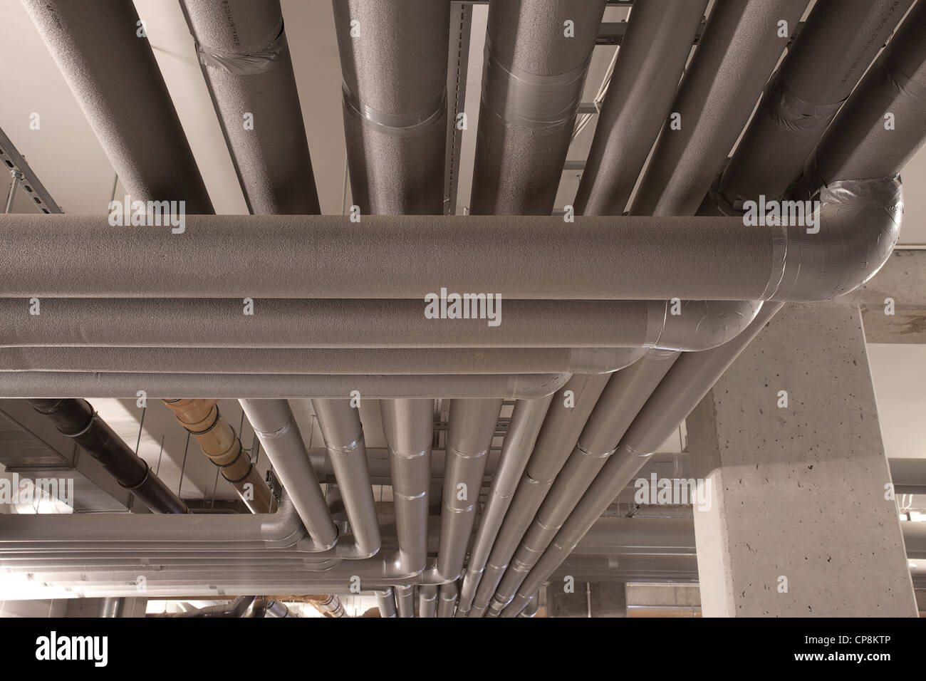 Système de tubes en cave grand immeuble moderne Banque D'Images