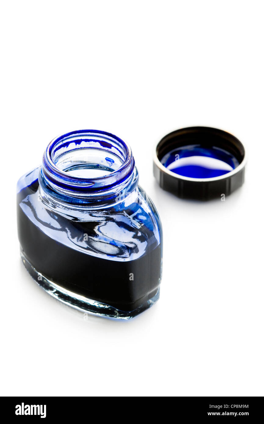 Une bouteille d'encre bleu écrit isolé sur fond blanc Banque D'Images