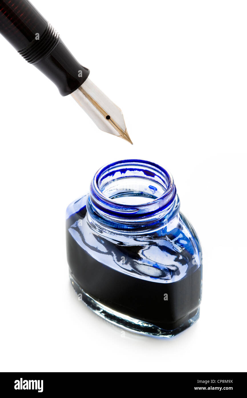Remplissage d'un stylo à l'encre bleue d'une bouteille isolé sur fond blanc Banque D'Images