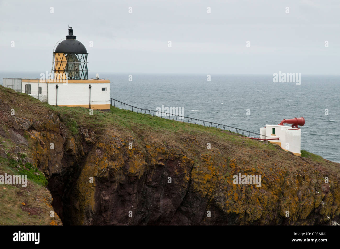 Le phare et de brume sur la colline de St Abb's Head, Berwickshire, en Écosse. De juin. Banque D'Images