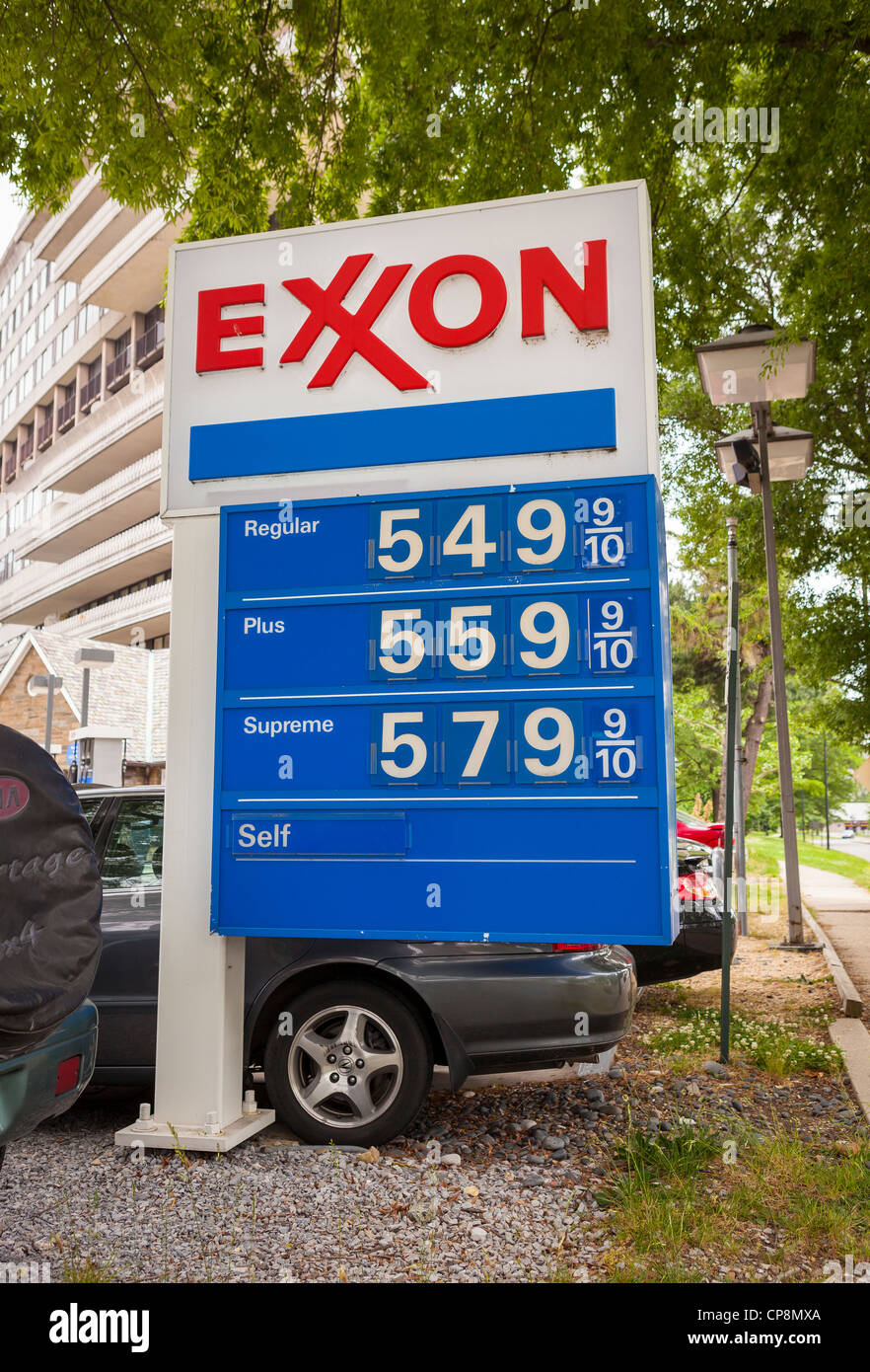 WASHINGTON, DC, USA - $5 prix du gaz à la station-service Exxon signe le 7 mai 2012. Banque D'Images