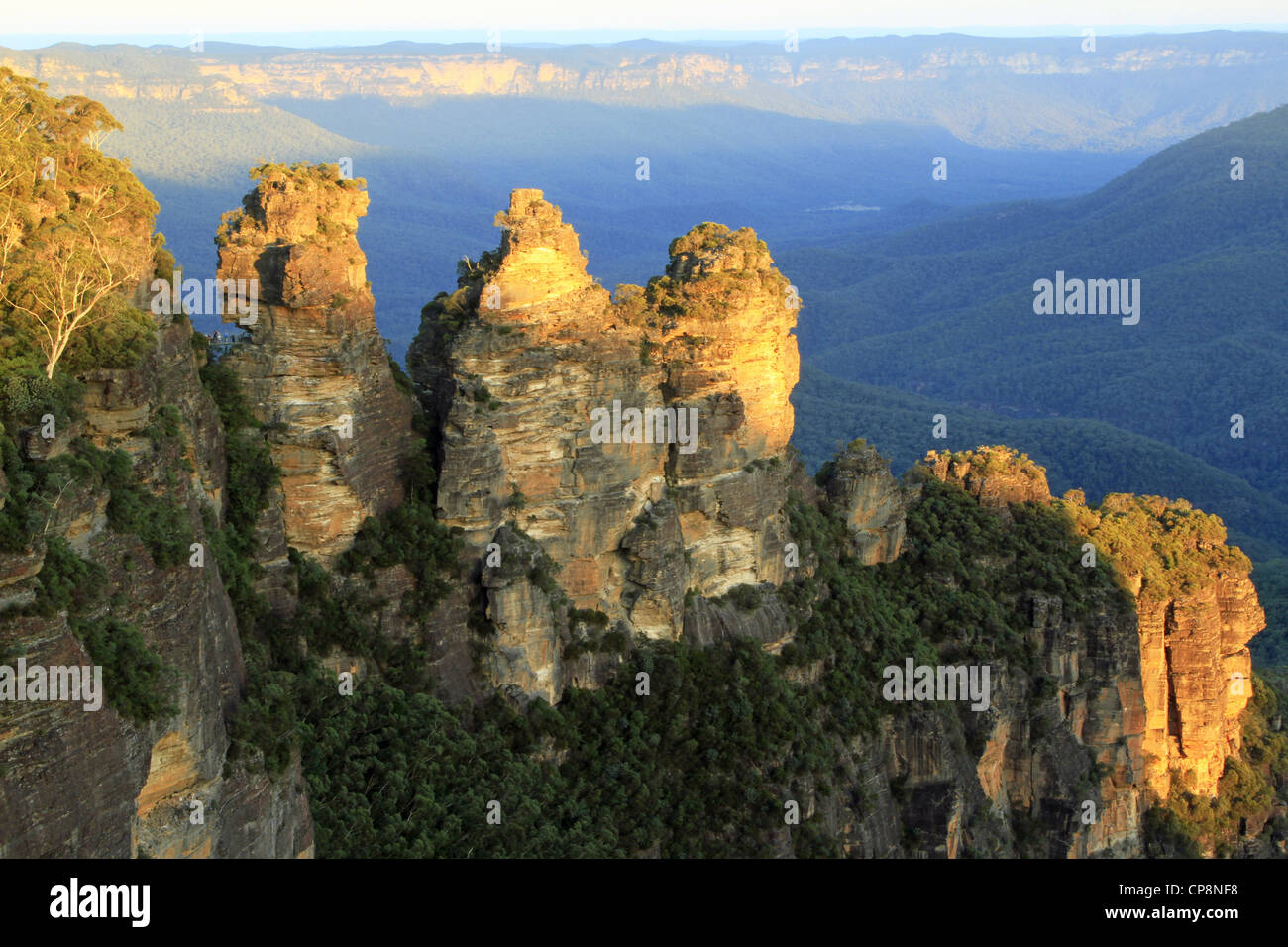 Le soleil qui recouvre partiellement les trois soeurs à Echo Point, Katooomba, les Montagnes Bleues, Nouvelle Galles du Sud. L'Australie Banque D'Images